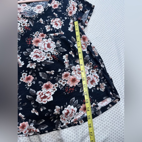 Floral tee shirt with pocket. - Picture 6 of 6